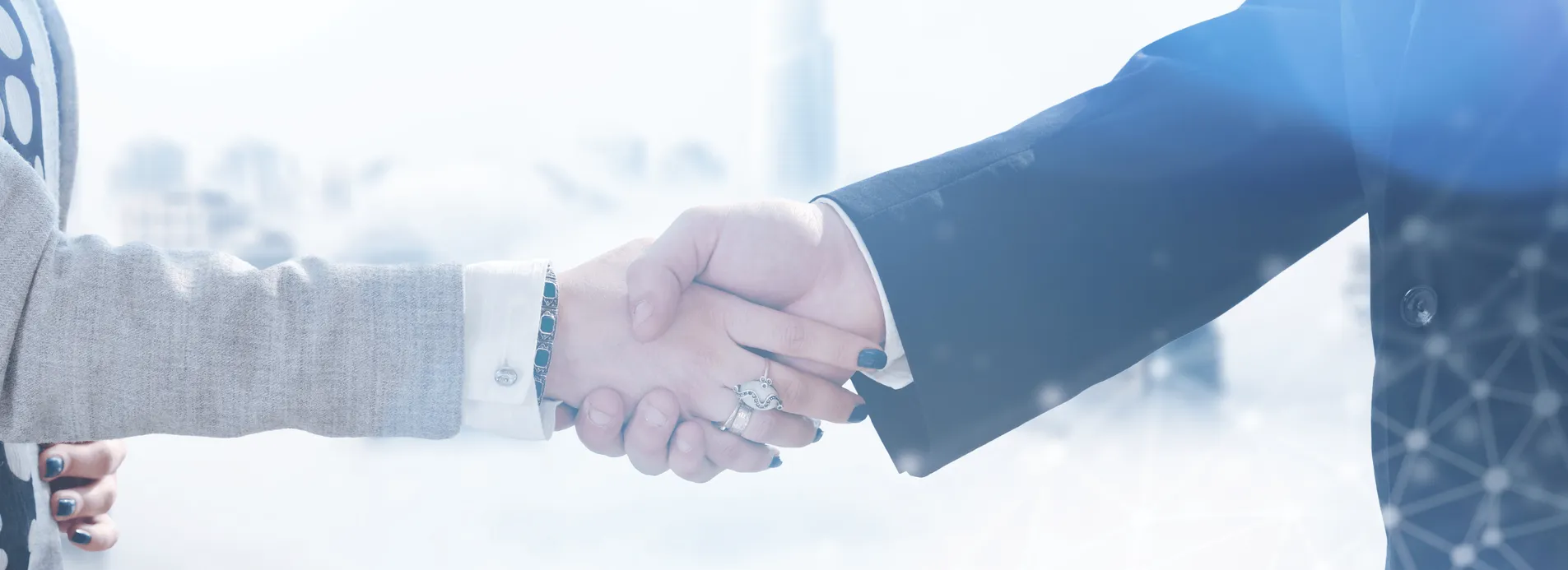 Une poignée de main entre deux personnes